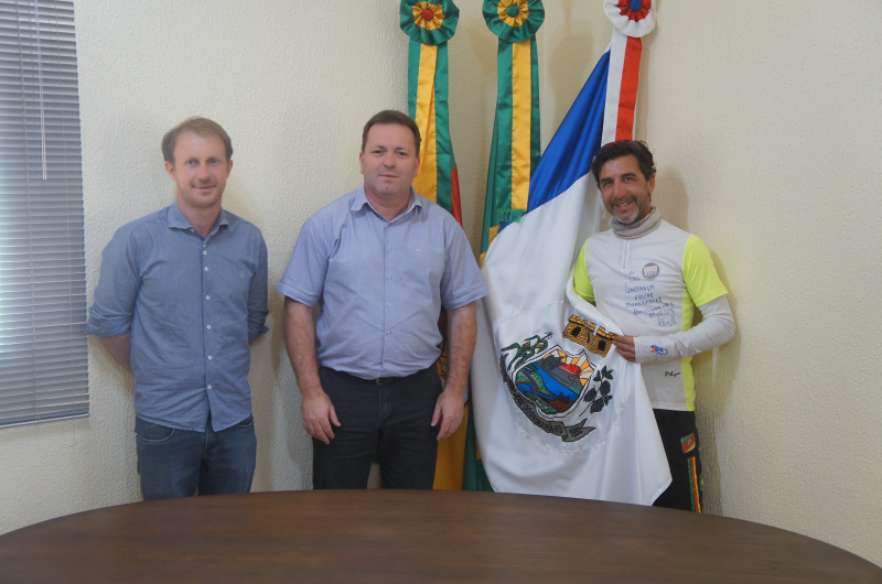 CICLISTA GAÚCHO QUE PERCORRE O BRASIL PASSA POR SÃO JOSÉ DO INHACORÁ